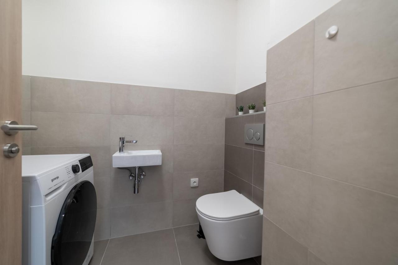 New Apartments Near Dancing House Praga Exterior foto